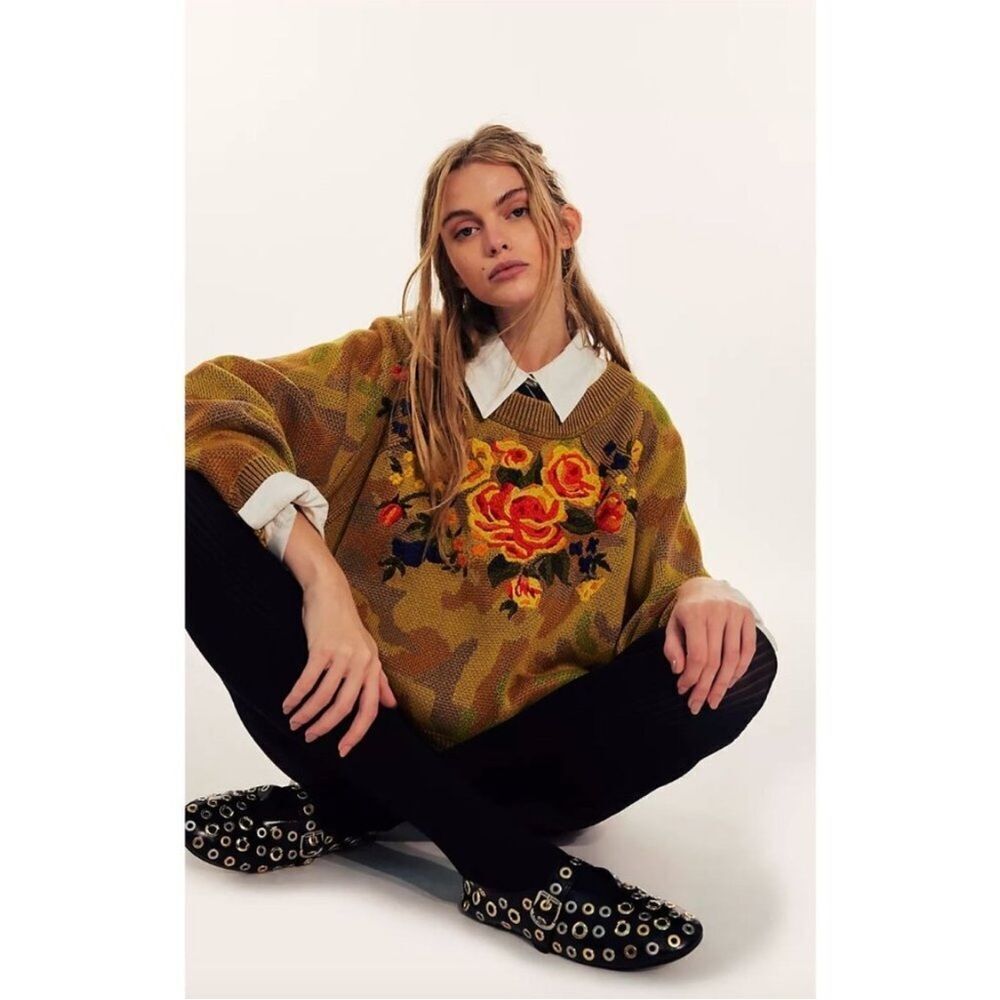 Free People $298 Camo Rose
Pullover Size XS Knit
Embroidered Sweater
